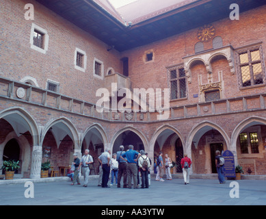 Cour intérieure à arcades du Collegium Maius, jagiellonska ul, Cracovie, Pologne, Malopolska. Banque D'Images