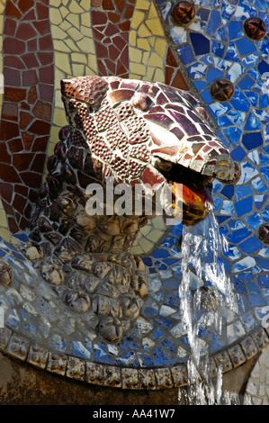 Fontaine avec tête de serpent dans le parc Gueell, architecte Antoni Gaudi, Barcelone, Catalogne, Espagne Banque D'Images