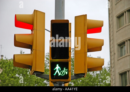 Feu, feu vert pour les piétons et les cyclistes, lumière rouge pour le trafic de rue, Barcelone, Catalogne, Espagne Banque D'Images