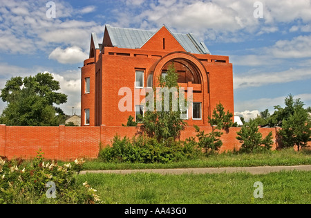 Maison moderne sur le fleuve de l'Irtisch, Omsk à l'eau d'Irtisch et Omka, Omsk, Sibiria, Russie, GUS, Europe, Banque D'Images