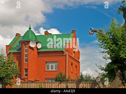 Maison moderne sur le fleuve de l'Irtisch, Omsk à l'eau d'Irtisch et Omka, Omsk, Sibiria, Russie, GUS, Europe, Banque D'Images