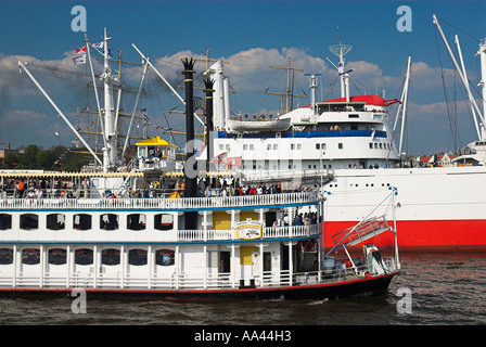 Bateau Musée Cap San Diego et paddle-vapeur à Hambourg au cours de la 817e anniversaire du port de Hambourg, Hambourg, Allemagne Banque D'Images