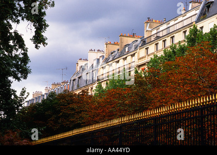 Les toits des jardins de Paris par temps nuageux en automne. Maisons d'appartements du 19e siècle le long du jardin du Luxembourg. France, Europe Banque D'Images