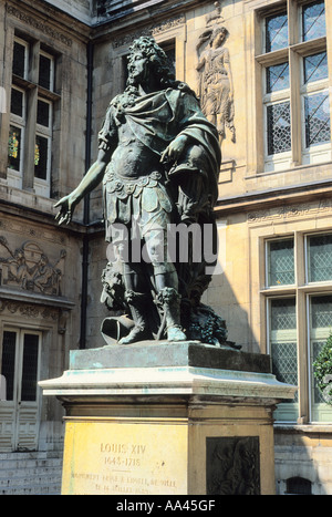 France Paris Musée Carnavalet. Statue de cour du monument Louis XIV dans le quartier du Marais. Musée Carnavalet dédié à l'histoire de Paris. Banque D'Images