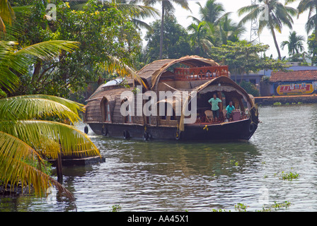 Un bateau de riz traditionnelles sur la Kerala Backwaters Banque D'Images