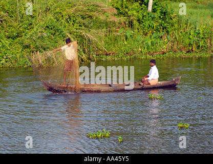 Dans les Backwaters du Kerala, deux pêcheurs avec un bénéfice net de leur petit bateau. Banque D'Images