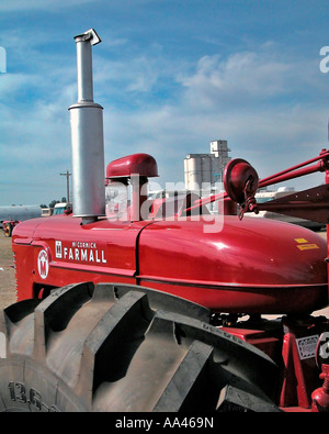 International Harvester Farmall photo prise du tracteur à l'ancienne batteuse s jour dans la région de Yuma County Californie . Ascenseur blanc en arrière-plan Banque D'Images