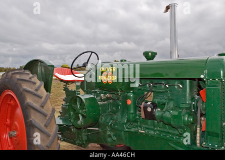 Oliver 80 tracteur vintage des rangs du côté photographié au Yuma County Californie Old Threshers Jour Banque D'Images