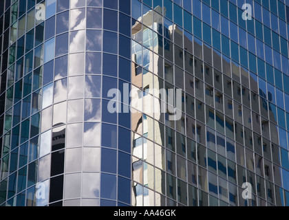 Réflexions dans un immeuble de la ville environnante, Auckland, île du Nord, Nouvelle-Zélande Banque D'Images