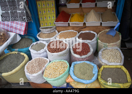Herbes et épices market stall dans souk de médina Essaouira, Maroc, Afrique du Nord - voyage, de l'alimentation, marché, épices Banque D'Images