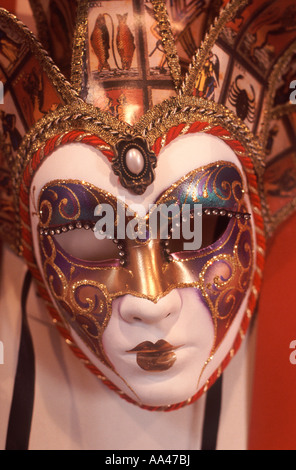 Carnaval de Venise masque tresse rouge et or, perles et paillettes scintillantes boutique de décoration de fenêtre, Covent Garden, Londres Banque D'Images