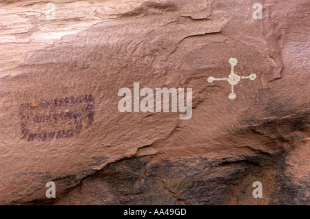 Pétroglyphes Anasazi ou ancestraux Puebloan sur Cliff dwellings de Canyon de Chelly en Arizona. Photographie numérique Banque D'Images