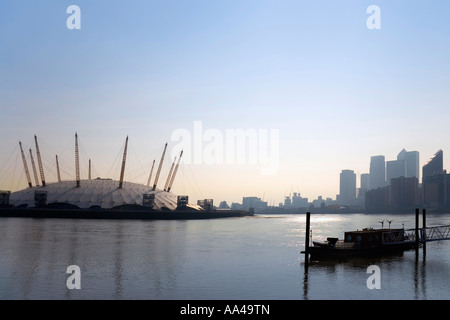 En début de soirée à la vue sur la Tamise à Londres à l'O2 Dome Shopping Center et salle de concert Banque D'Images