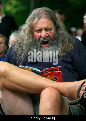 Un gros homme barbu poilu le bâillement comme s'ennuyer à un concert de musique en Nouvelle Zélande Banque D'Images