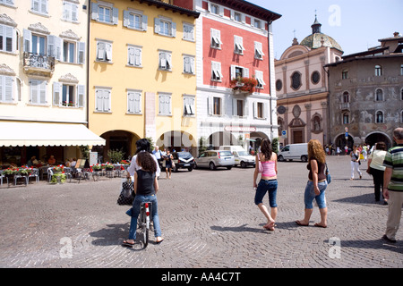 Cafe et bâtiments La Piazza Duomo trento Alto Adige Italie Banque D'Images