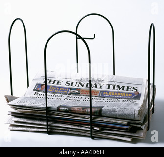 Close-up of metal magazine rack avec le journal Sunday Times Banque D'Images