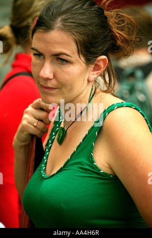 Une fille irlandaise aux yeux bleus vêtu de vert émeraude sur Saint Patricks day Banque D'Images