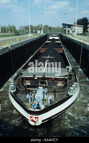 Barge sort de verrouillage sur le Canal de Charleroi à Bruxelles, Belgique Banque D'Images