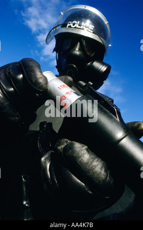 Marchand d'armes britannique basée à l'ouest du pays montre sa collection d'armes à vendre principalement aux forces canadiennes outre-mer en 1986. Banque D'Images