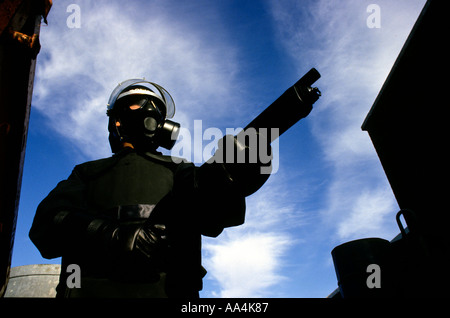 Marchand d'armes britannique basée à l'ouest du pays montre sa collection d'armes à vendre principalement aux forces canadiennes outre-mer en 1986. Banque D'Images