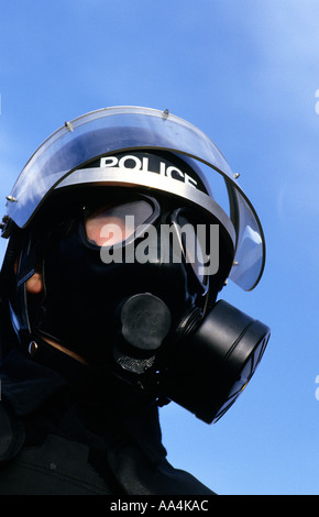 Marchand d'armes britannique basée à l'ouest du pays montre sa collection d'armes à vendre principalement aux forces canadiennes outre-mer en 1986. Banque D'Images