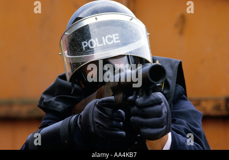 Marchand d'armes britannique basée à l'ouest du pays montre sa collection d'armes à vendre principalement aux forces canadiennes outre-mer en 1986. Banque D'Images