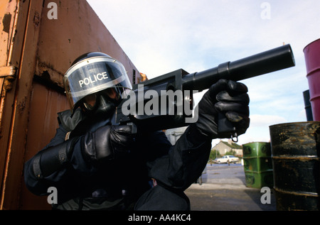 Marchand d'armes britannique basée à l'ouest du pays montre sa collection d'armes à vendre principalement aux forces canadiennes outre-mer en 1986. Banque D'Images