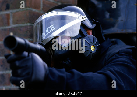 Marchand d'armes britannique basée à l'ouest du pays montre sa collection d'armes à vendre principalement aux forces canadiennes outre-mer en 1986. Banque D'Images