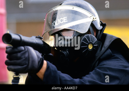 Marchand d'armes britannique basée à l'ouest du pays montre sa collection d'armes à vendre principalement aux forces canadiennes outre-mer en 1986. Banque D'Images