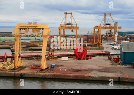 Suite à quai plc Ports grues à tour pour le déchargement des navires Firth of Forth en Écosse leith Banque D'Images