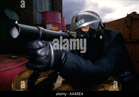 Marchand d'armes britannique basée à l'ouest du pays montre sa collection d'armes à vendre principalement aux forces canadiennes outre-mer en 1986. Banque D'Images