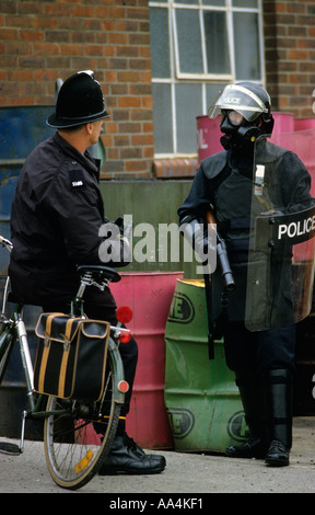 Marchand d'armes britannique basée à l'ouest du pays montre sa collection d'armes à vendre principalement aux forces canadiennes outre-mer en 1986. Banque D'Images