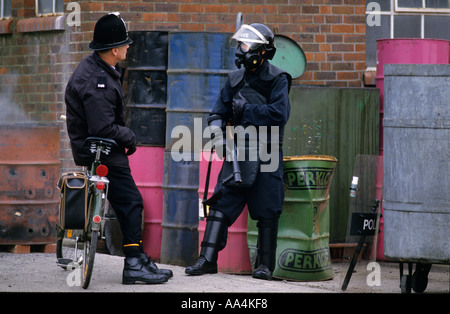 Marchand d'armes britannique basée à l'ouest du pays montre sa collection d'armes à vendre principalement aux forces canadiennes outre-mer en 1986. Banque D'Images