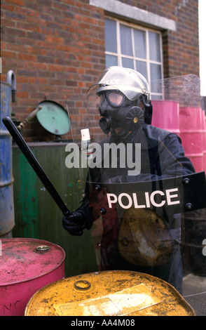 Marchand d'armes britannique basée à l'ouest du pays montre sa collection d'armes à vendre principalement aux forces canadiennes outre-mer en 1986. Banque D'Images