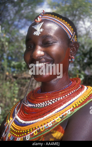 Jolie jeune femme Samburu portant des colliers de perles aux couleurs vives et de bandeaux sur le Nord du Kenya Afrique de l'Est Banque D'Images
