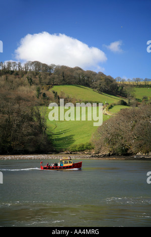 Dartmouth à Dittisham traversier sur la rivière Dart approchant Dittisham Devon England UK Banque D'Images