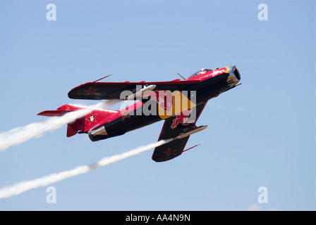 La 'Red Bull' MiG-17 vole au-dessus. Banque D'Images