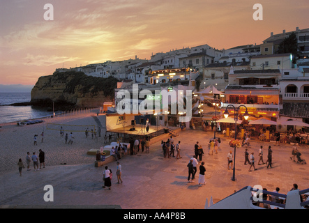 Carvoeiro sur la ville au crépuscule, l'Algarve, au Portugal, en été avec une scène mis en place Banque D'Images
