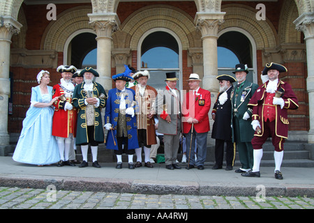 Les crieurs publics recueillir l'extérieur de Hungerford Town Hall West Berkshire le sud de l'Angleterre, Royaume-Uni Banque D'Images