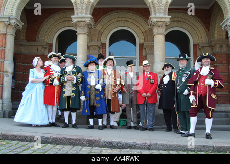 Les crieurs publics recueillir l'extérieur de Hungerford Town Hall West Berkshire le sud de l'Angleterre, Royaume-Uni Banque D'Images