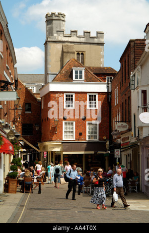 Le centre-ville de Winchester et clocher de l'Église Saint-laurent England UK Banque D'Images