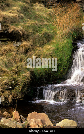 Paysage d'eau qui traverse la montagne au col de serpent DERBYSHIRE PEAK DISTRICT Banque D'Images