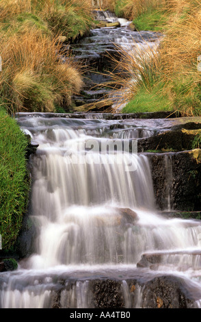 Paysage d'eau qui traverse la montagne au col de serpent DERBYSHIRE PEAK DISTRICT Banque D'Images