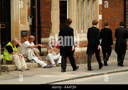 Eton College. Peintres prendre une pause et passer devant les élèves. England UK Banque D'Images