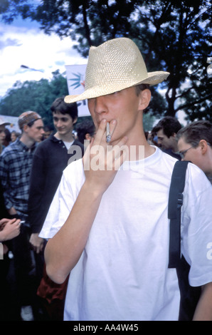 Paris FRANCE, jeune homme fumant du haschisch, marijuana drogue dans la cigarette à la démonstration de légalisation de la drogue, manifestant, protestation de la prohibition, fumer des mauvaises herbes Banque D'Images