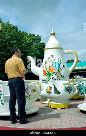 Paris FRANCE, Parcs urbains tasses à thé dans le jardin d'Acclimatation, parc d'attractions pour enfants, terrains de jeux urbains, carnaval Banque D'Images