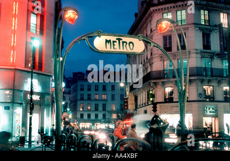 Paris Metro Sign, France métro, entrée à la station Châtelet illuminée la nuit French Sign Street, art nouveau art, station de métro vintage Banque D'Images