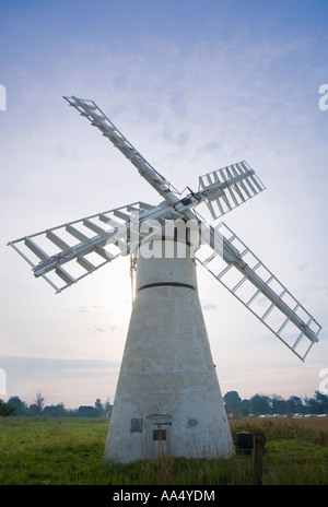 Dyke Thurne Moulin de Drainage Norfolk Broads Norfolk Angleterre Parc National Banque D'Images