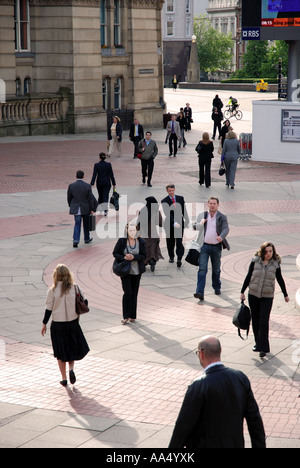 Matin, les navetteurs de Chamberlain Square, le centre-ville de Birmingham, West Midlands, England, UK Banque D'Images