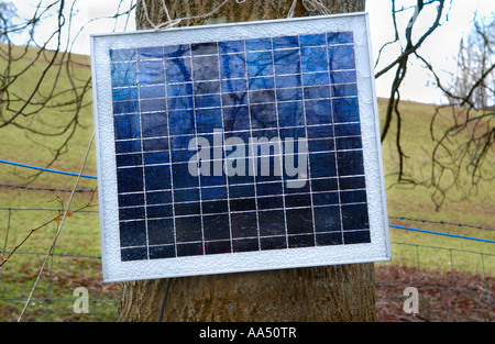 Panneau solaire utilisé pour le pouvoir par des manifestants à Penpont pipeline méthanier près de Brecon Powys Pays de Galles UK Banque D'Images